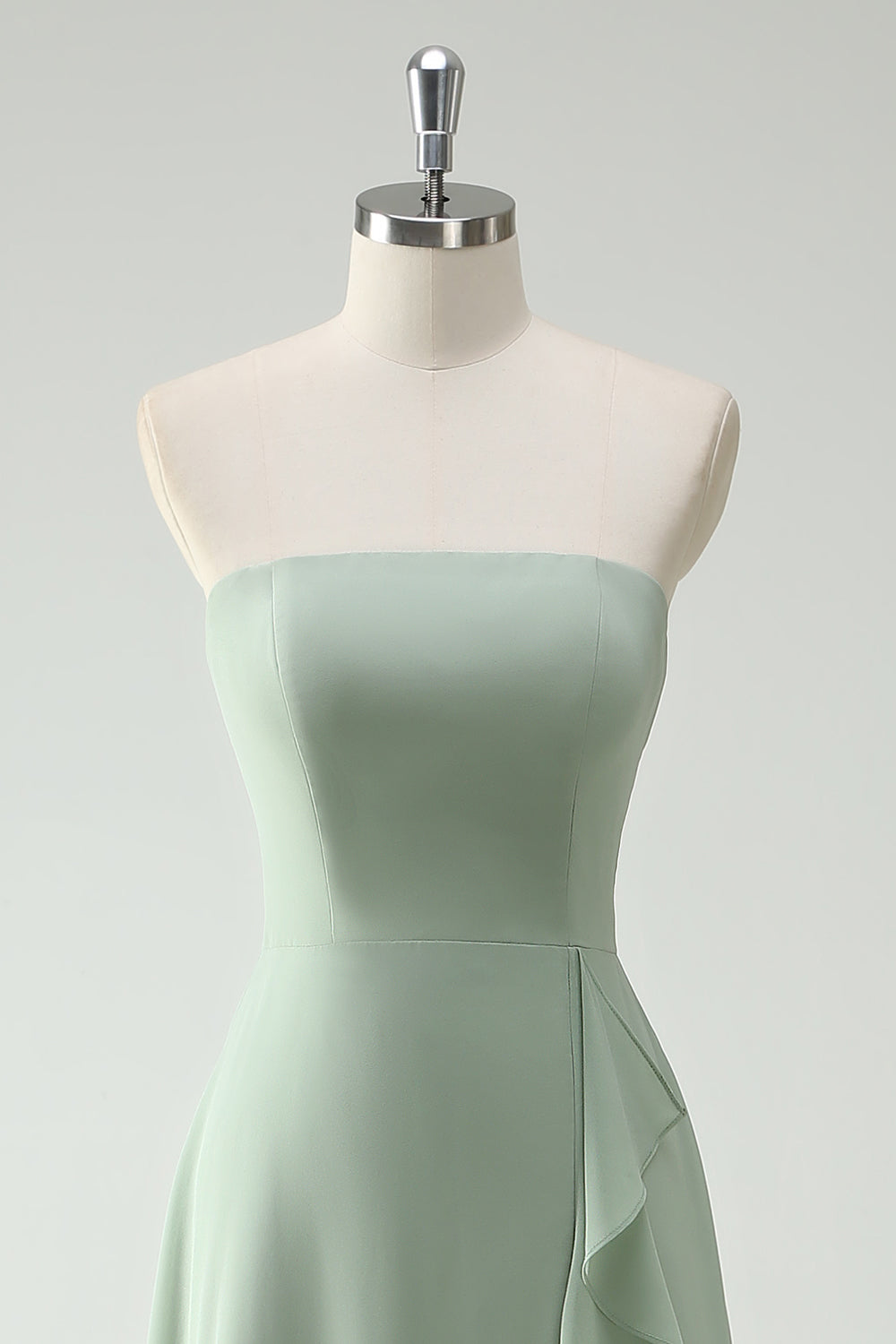 Robe longue bustier vert sauge, A-ligne avec fente et volants – demoiselle d’honneur