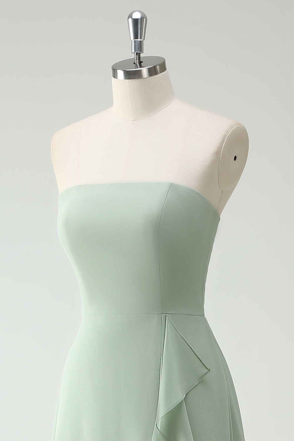 Robe longue bustier vert sauge, A-ligne avec fente et volants – demoiselle d’honneur
