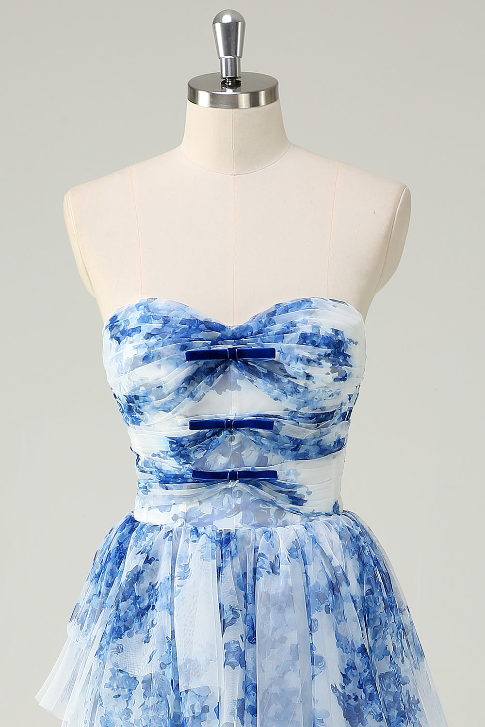 Robe de soirée blanche et bleue à fleurs, A-ligne et sans bretelles à volants