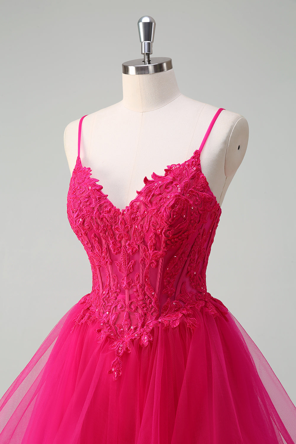 Robe de bal rose vif à volants spirale, corset et bretelles fines