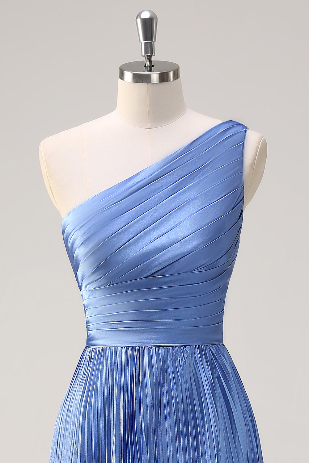 Robe longue bleu fendue à une épaule avec volants plissés