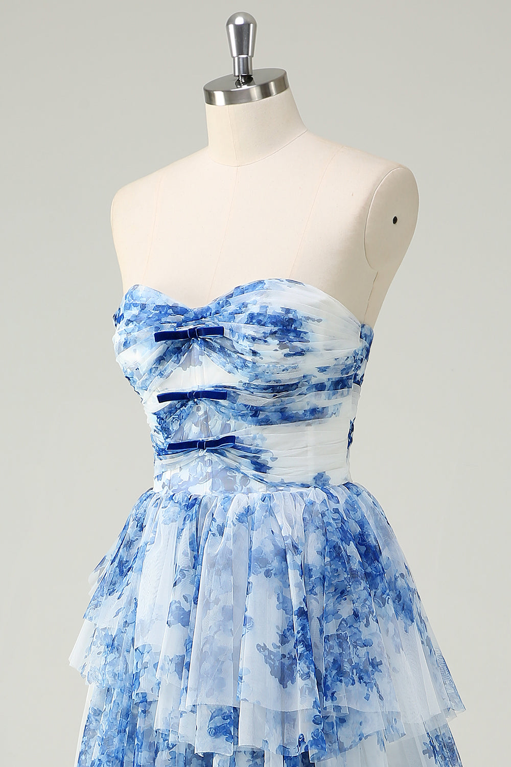 Robe de soirée blanche et bleue à fleurs, A-ligne et sans bretelles à volants