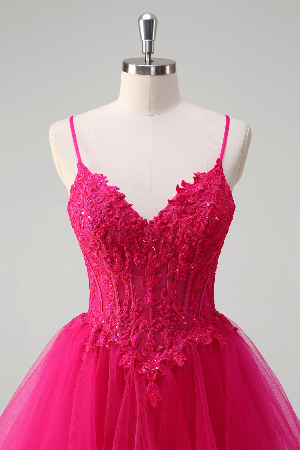 Robe de bal rose vif à volants spirale, corset et bretelles fines