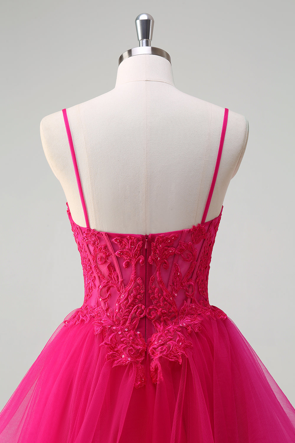 Robe de bal rose vif à volants spirale, corset et bretelles fines
